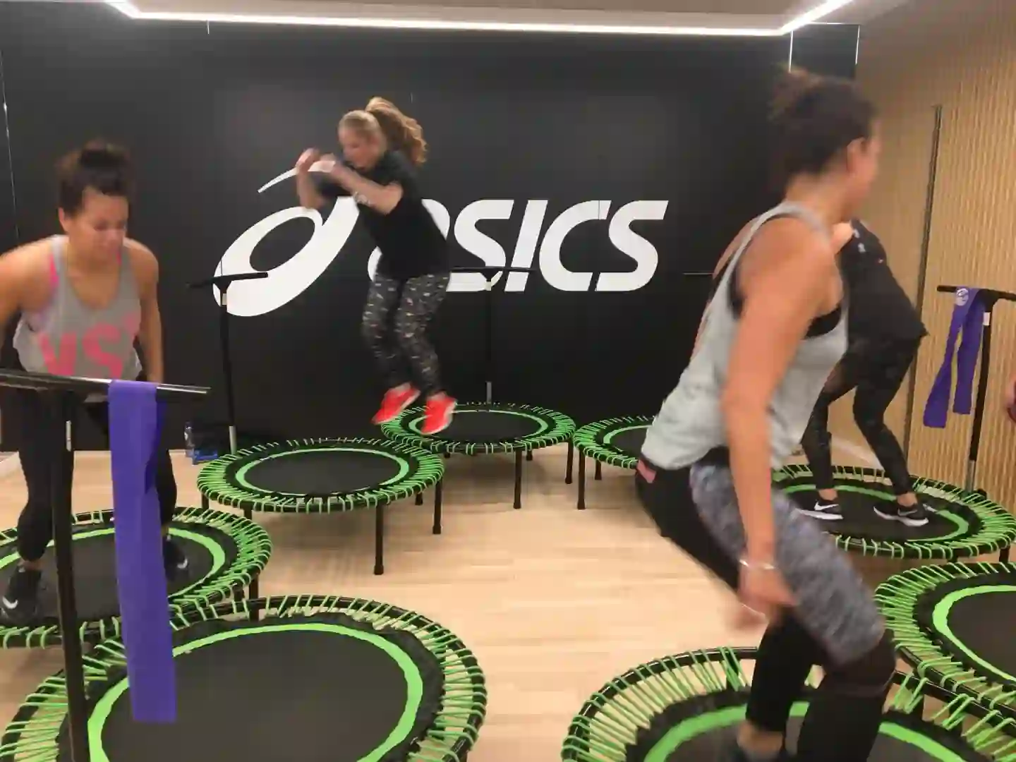 JudyJump groepssessie in een corporate sportstudio — deelnemers in beweging.