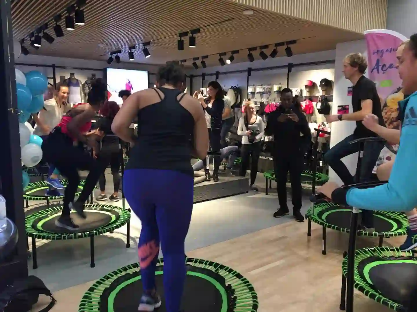 JudyJump activatie in een sportretail flagshipstore — deelnemers op trampolines tijdens een merkenevent.